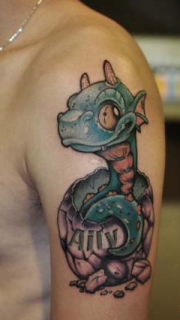 手臂可爱的小恐龙纹身图案