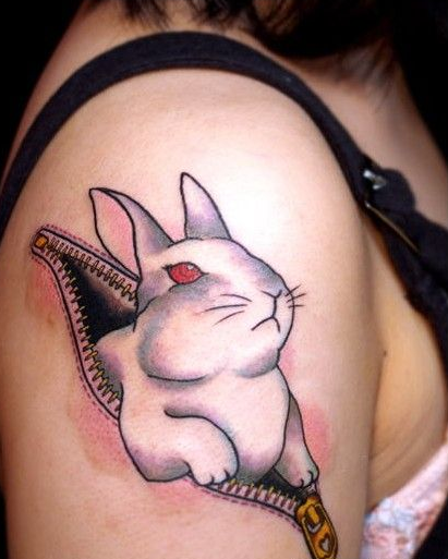 点击大图看下一张：女子手臂上个性的红眼兔子纹身