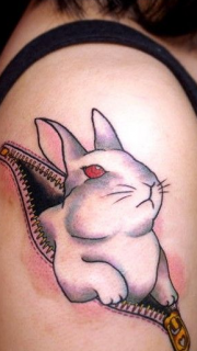 女子手臂上个性的红眼兔子纹身