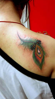 女性背部孔雀羽毛纹身图片