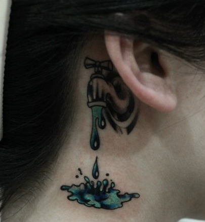 点击大图看下一张：耳部滴水的水龙头纹身