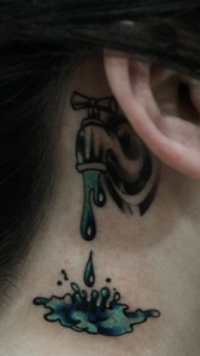 耳部滴水的水龙头纹身