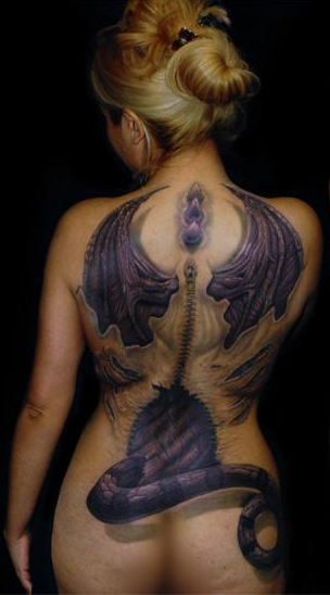 点击大图看下一张：女性背部翼龙翅膀纹身