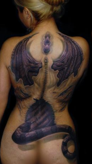 女性背部翼龙翅膀纹身