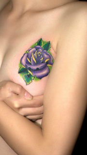 美女胸部性感紫色玫瑰纹身