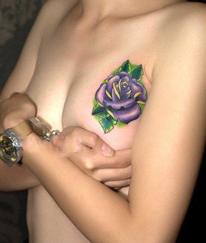 点击大图看下一张：美女胸部性感紫色玫瑰纹身