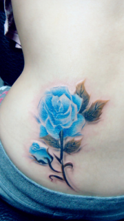 蓝色的玫瑰花纹身
