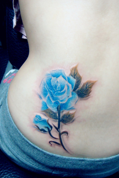 点击大图看下一张：蓝色的玫瑰花纹身