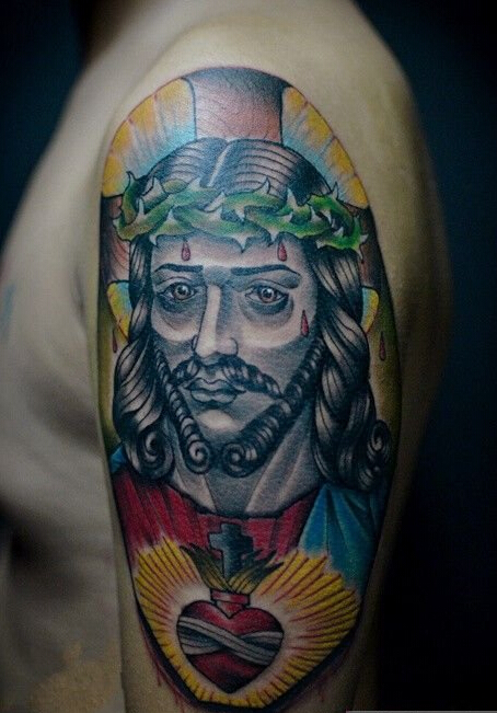 点击大图看下一张：大臂耶稣头像彩绘纹身图案