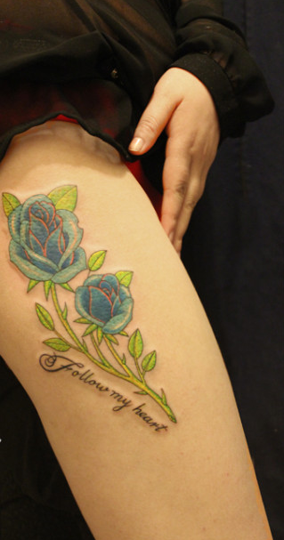 点击大图看下一张：女生腿部漂亮好看的彩色玫瑰花纹身图案