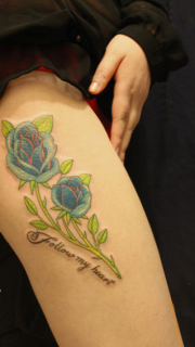 女生腿部漂亮好看的彩色玫瑰花纹身图案