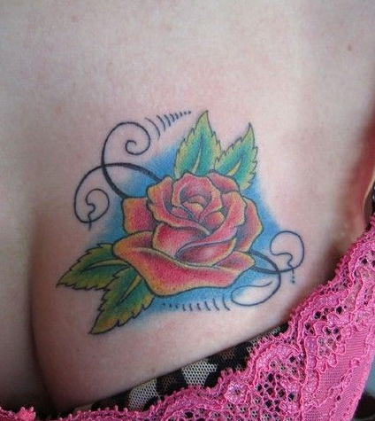 点击大图看下一张：胸部蓝底玫瑰纹身