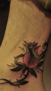 脚腕流行精美的玫瑰花纹身图案