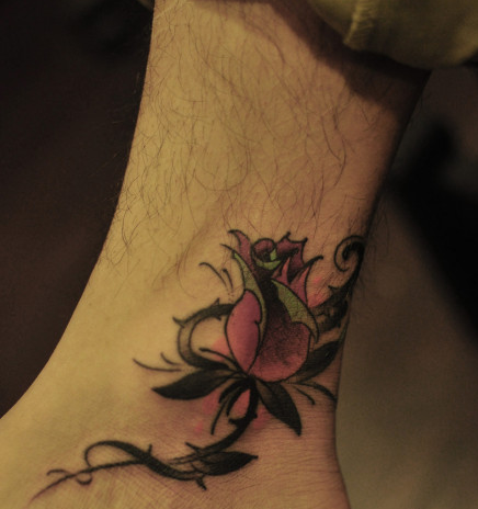 点击大图看下一张：脚腕流行精美的玫瑰花纹身图案