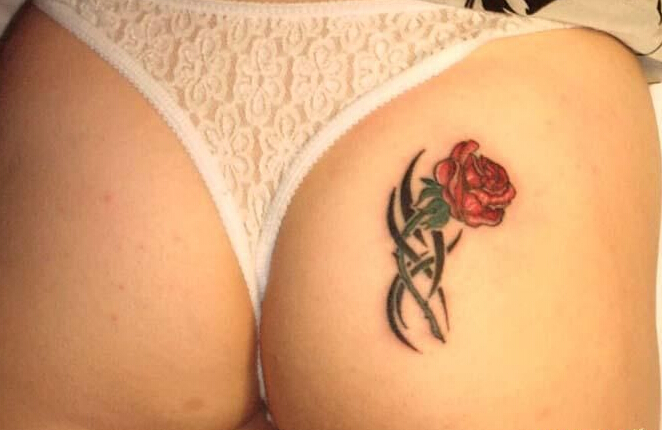 点击大图看下一张：臀部的玫瑰花纹身图案