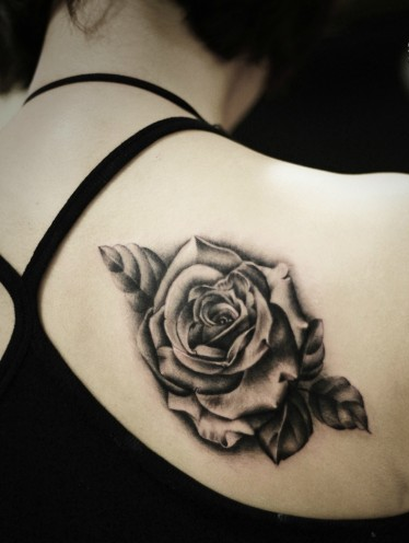 点击大图看下一张：女生肩背潮流时尚的黑灰玫瑰花纹身图案