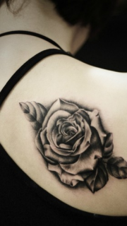 女生肩背潮流时尚的黑灰玫瑰花纹身图案