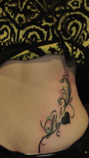 美女腰部潮流唯美的字母藤蔓纹身图案