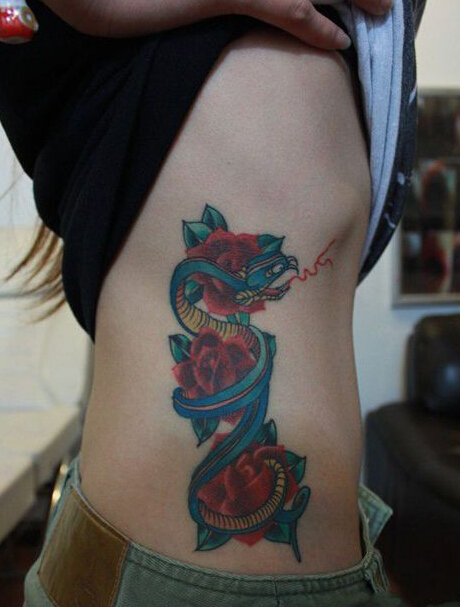 点击大图看下一张：蛇缠绕玫瑰小蛮腰纹身