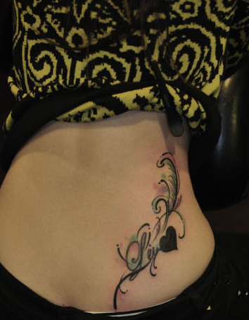 点击大图看下一张：美女腰部潮流唯美的字母藤蔓纹身图案