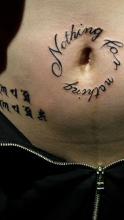 美女腹部唯美时尚的花体字母纹身图案