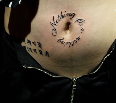 点击大图看下一张：美女腹部唯美时尚的花体字母纹身图案