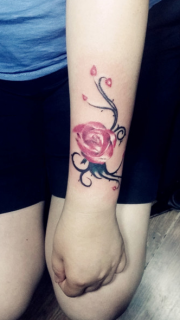 手腕玫瑰花纹身图案