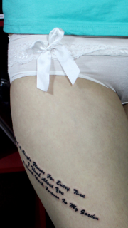 女生大腿字母纹身