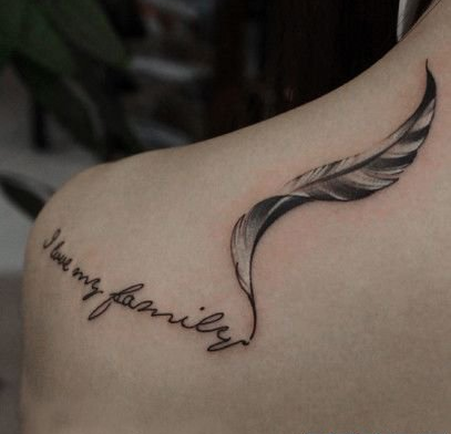 点击大图看下一张：肩膀处羽毛与字母纹身图案