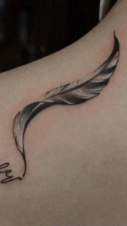 肩膀处羽毛与字母纹身图案