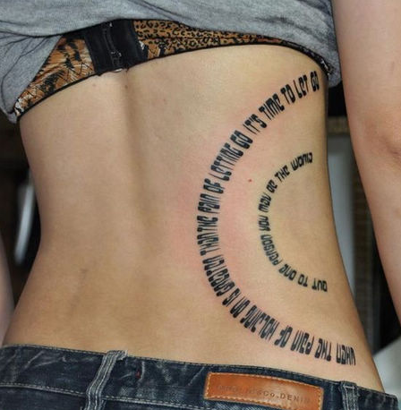 点击大图看下一张：美女腰部简单好看的字母纹身图案