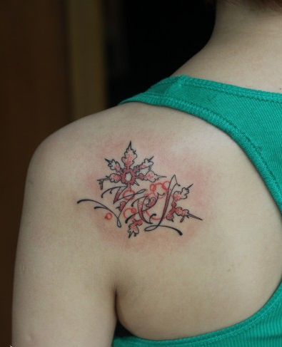 点击大图看下一张：女性背部创意字母纹身
