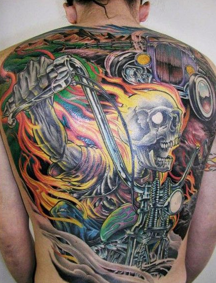 点击大图看下一张：男人后背很酷的骑摩托的骷髅纹身图案