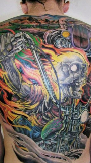 男人后背很酷的骑摩托的骷髅纹身图案