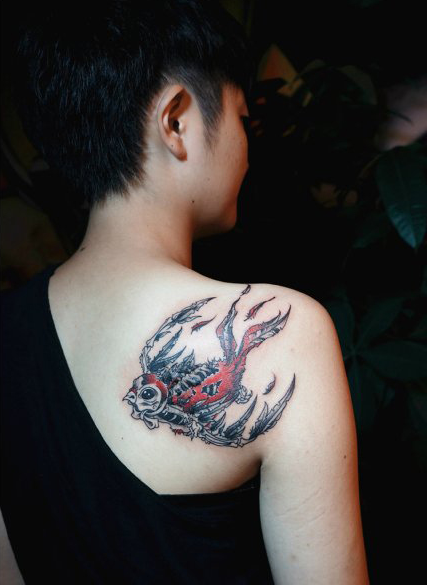 点击大图看下一张：另类很酷的骷髅燕子纹身图案