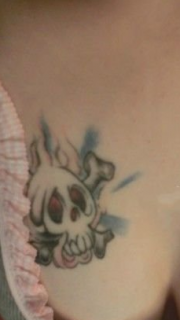 迷人胸部个性骷髅纹身图案