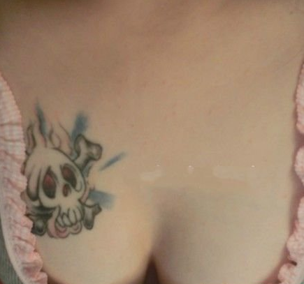 点击大图看下一张：迷人胸部个性骷髅纹身图案