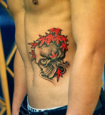 点击大图看下一张：腹部个性的枫叶骷髅纹身