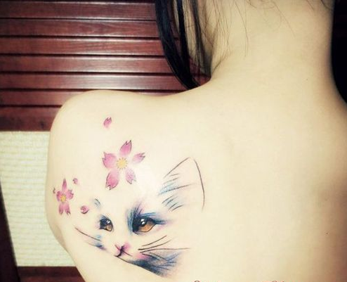 点击大图看下一张：背部唯美小猫咪纹身图案