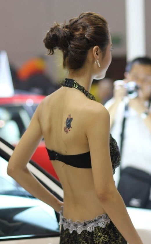 点击大图看下一张：性感车模背部蝴蝶纹身