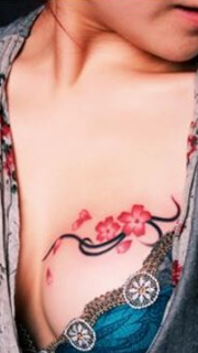 漂亮性感的胸部梅花纹身