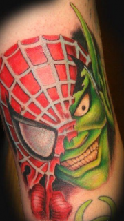 打扮成蜘蛛侠的绿色巨人纹身