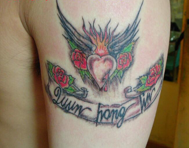 点击大图看下一张：手臂上漂亮的爱心翅膀和花纹身