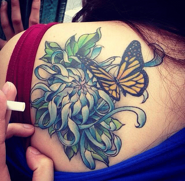 点击大图看下一张：背部漂亮的菊花蝴蝶彩绘图案