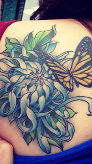 背部漂亮的菊花蝴蝶彩绘图案