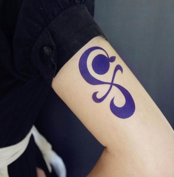 点击大图看下一张：海贼王娜美手臂上的纹身图案