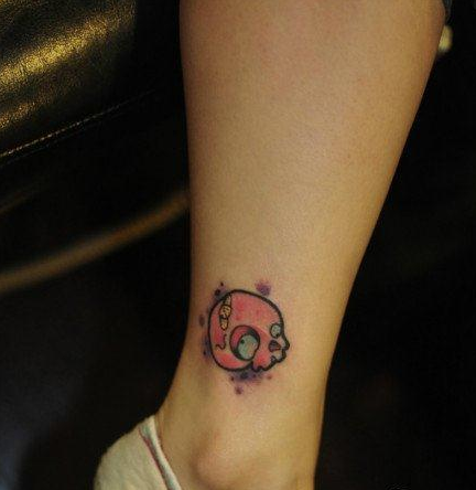 点击大图看下一张：女孩子腿部小巧可爱的骷髅纹身