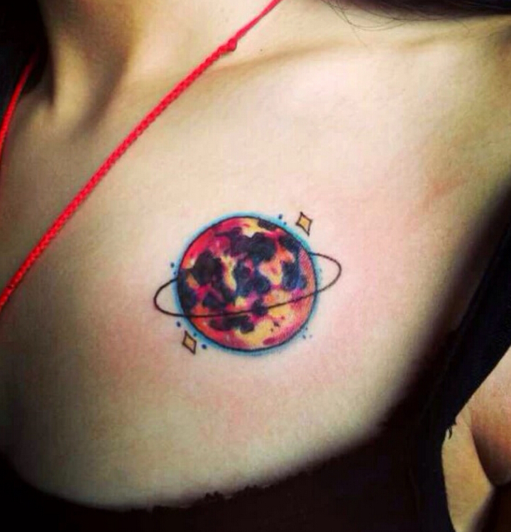 点击大图看下一张：女性胸口星球纹身