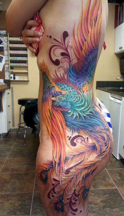 点击大图看下一张：女性侧腰到腿部好看的彩色凤凰刺青作品
