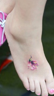 女生脚背上好看的小花纹身